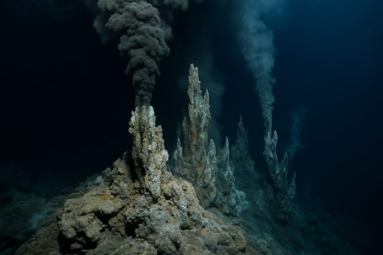 Hydrotermální vývěry: Odhalení nejhlubších záhad Země